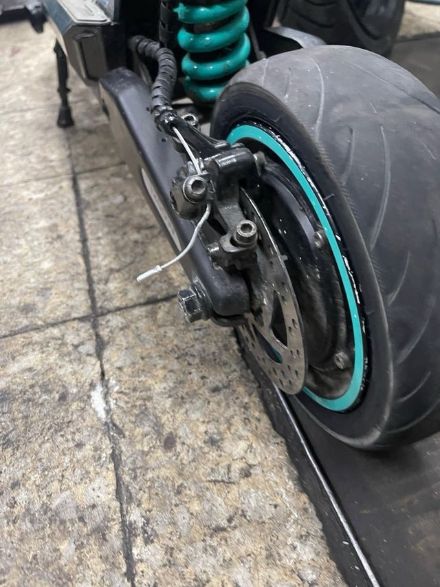 Patinete eléctrico bongo cecotec Y65 con luces LED