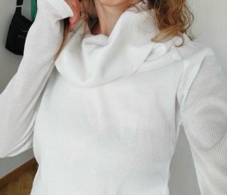 Jersey blanco cuello alto drapeado