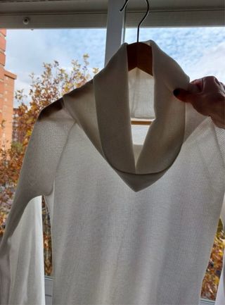 Jersey blanco cuello alto drapeado