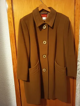 Abrigo de mujer paño marrón. Kalfe.Talla 54