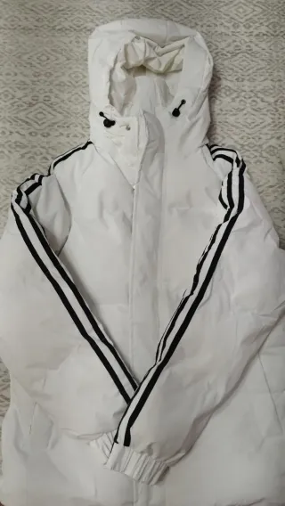Plumas blancas con rayas deportivas