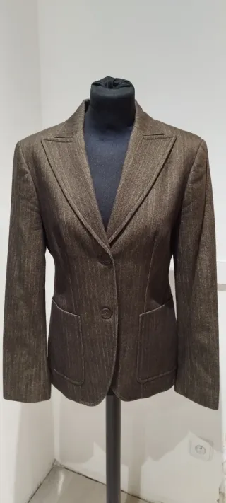 Traje de chaqueta mujer marrón.
