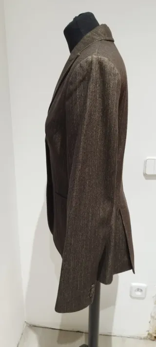 Traje de chaqueta mujer marrón.
