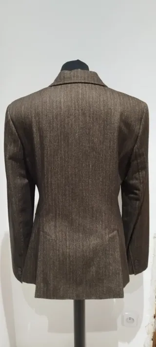 Traje de chaqueta mujer marrón.
