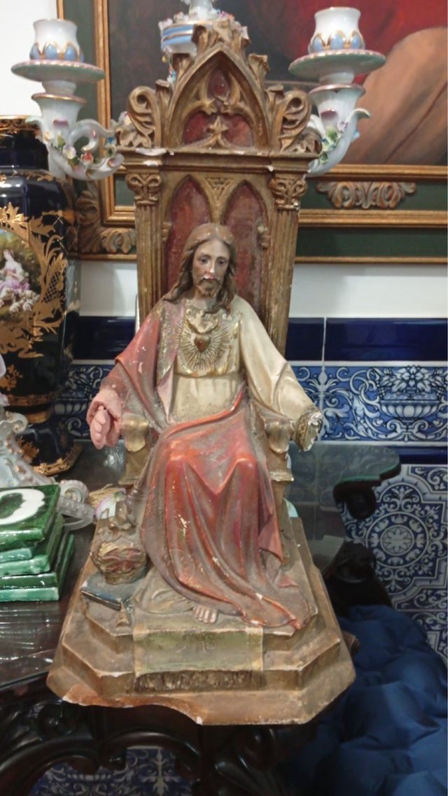 Cristo Rey sentado en trono