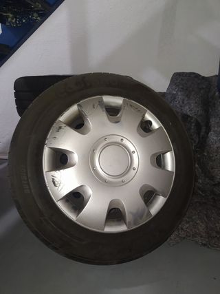 Tapacubos y Neumático Coche