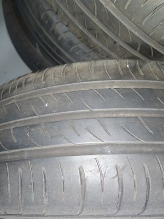 Tapacubos y Neumático Coche