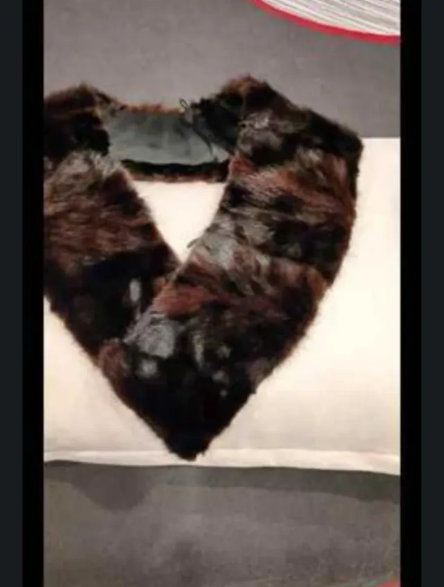 Cuello de pelo marrón