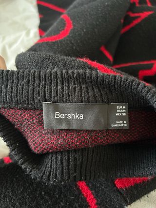 Jersey Bershka Negro Corazones Rojos