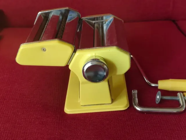Macchina per pasta gialla e argento con accessori