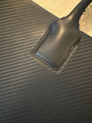 Maletín ordenador azul oscuro textura carbono