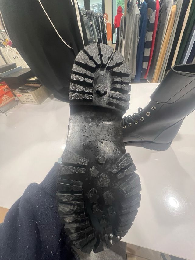 Anfibi neri con fibbie