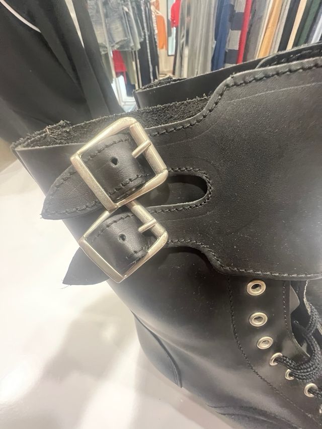 Anfibi neri con fibbie