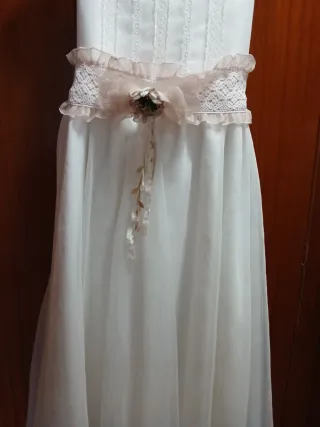 Vestido de Comunión con cancan bolso y lazo pelo.