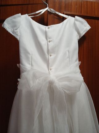 Vestido de Comunión con cancan bolso y lazo pelo.
