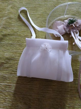 Vestido de Comunión con cancan bolso y lazo pelo.