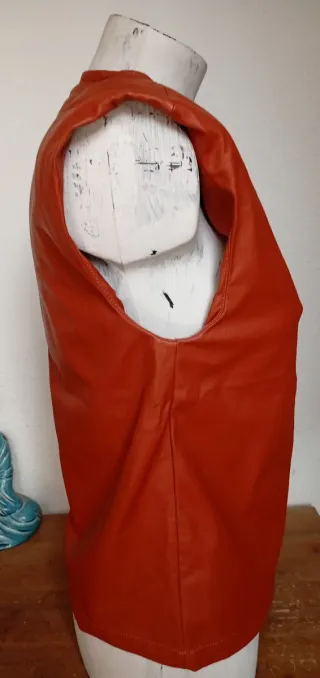 Top imitación piel Stradivarius marrón.
