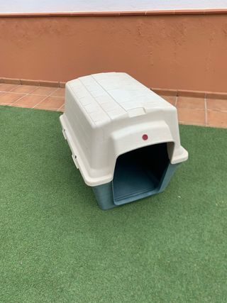 Caseta perro plástico beige y verde