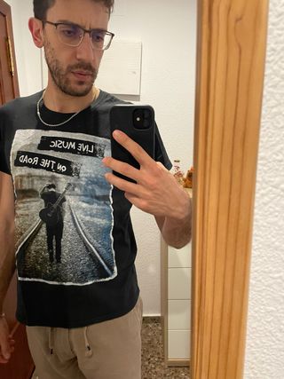 Camiseta Negra Estampada Rockera