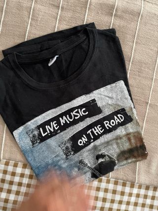 Camiseta Negra Estampada Rockera