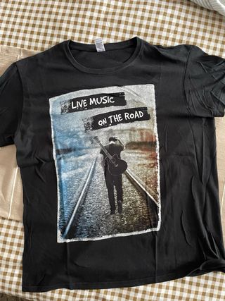 Camiseta Negra Estampada Rockera
