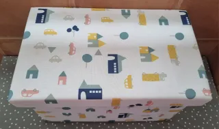 Baúl infantil con estampado de coches y casas. 