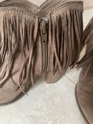 Botines de flecos marrones