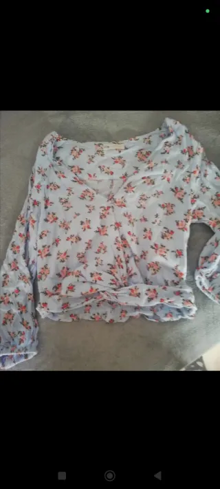 Blusa escote floral entretiempo