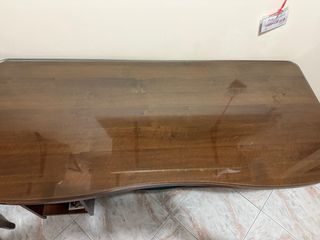 Scrivania legno piano vetro con cassetti