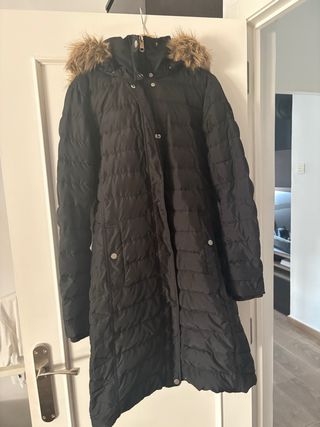 Plumífero Tommy Hilfiger negro con capucha