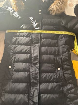 Plumífero Tommy Hilfiger negro con capucha