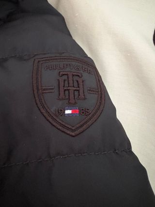Plumífero Tommy Hilfiger negro con capucha