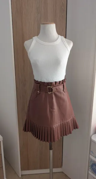 Minifalda efecto piel volante plisado y cinturón 