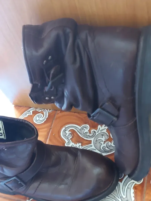 Stivaletti in pelle con fibbie