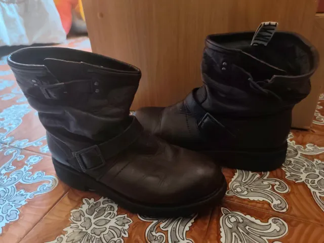 Stivaletti in pelle con fibbie