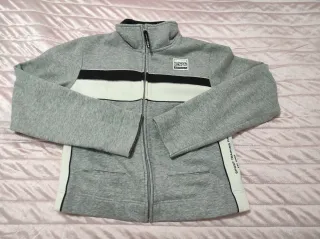 Felpa Decathlon grigia con zip e dettagli bianchi