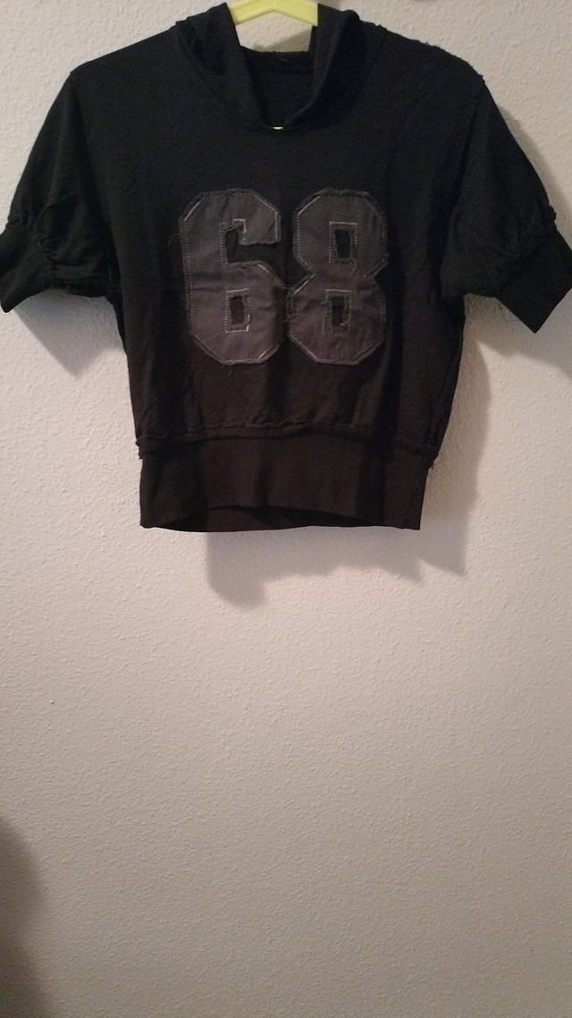 Camiseta negra con número 68