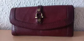 Cartera Monet Piel Borgoña Hebilla Dorada