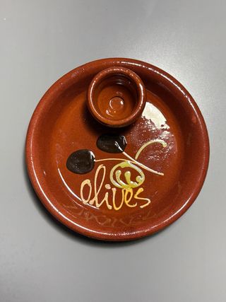 Plato de cerámica para aceitunas.