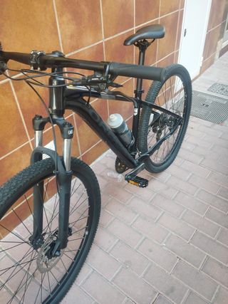 Bicicleta de montaña negra