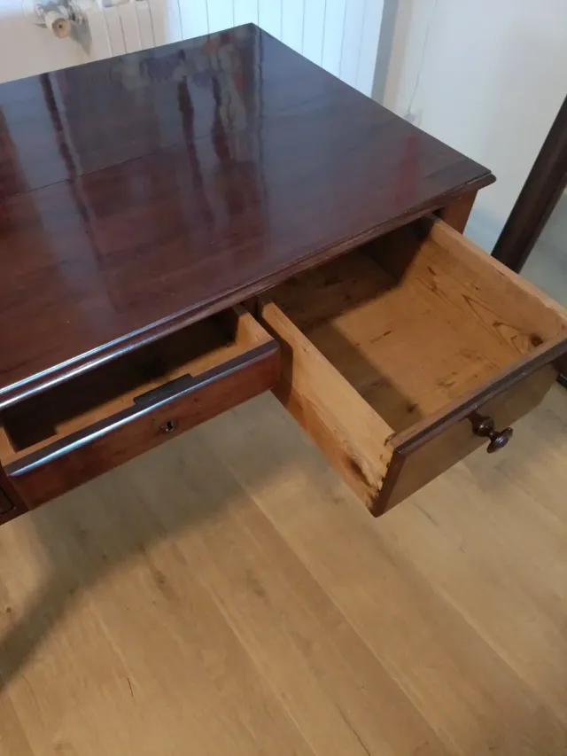 Escritorio antiguo de madera