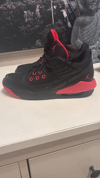 Zapatillas Jordan Negras y Rojas