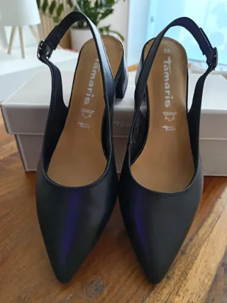 Zapatos negros destalonados tacón bajo piel