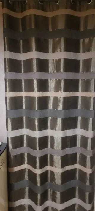 Cortinas de tela marrones y dorados
