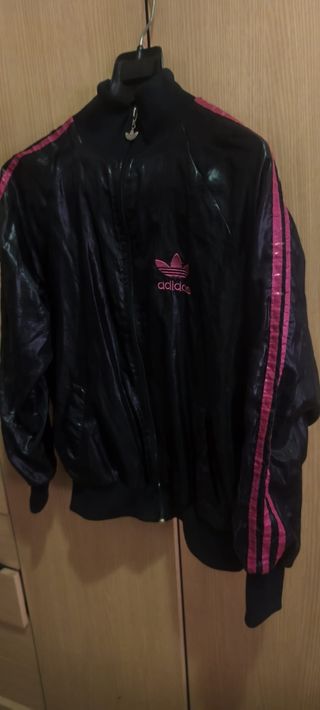 Chaqueta deportiva Adidas negra y rosa