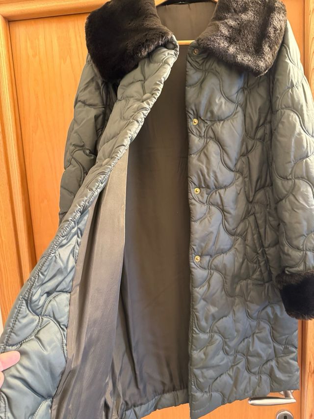 Cappotto imbottito verde con pelliccia
