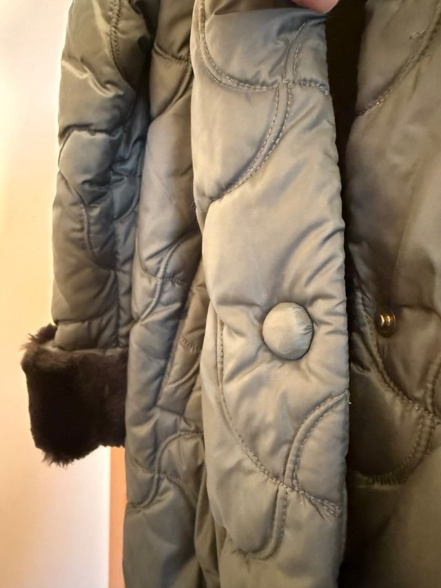 Cappotto imbottito verde con pelliccia