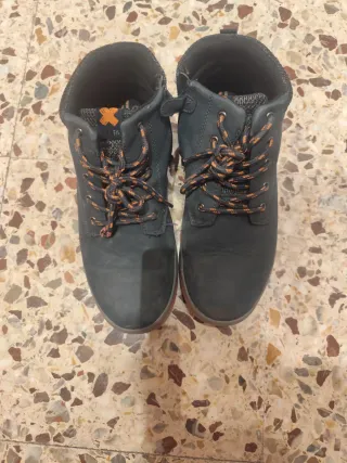 Botas niño negras y naranjas