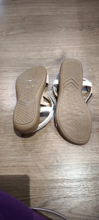 Sandalias de piel blancas con adornos 