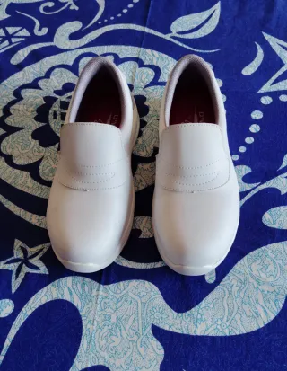 Zapatos de trabajo blancos